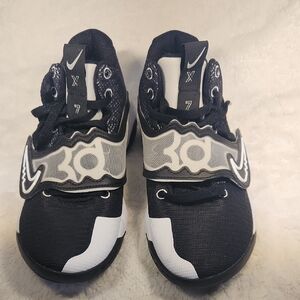 Brand New Nike Kevin Durant  X7 Black and White Sneakers